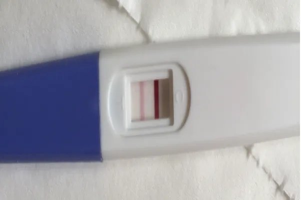 一深一浅的验孕棒图片