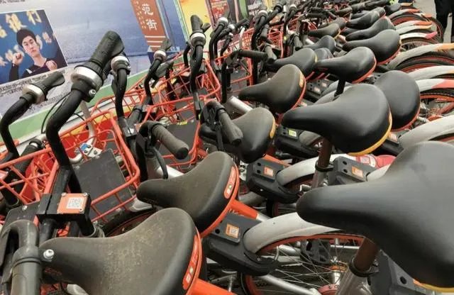 成都上百辆共享单车被活埋,是什么情况?
