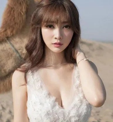 柳岩爆乳惊人 不仅有脑更有好身材
