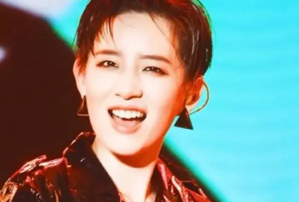李斯丹妮微博“抖落”姐姐3的库存碎片,她在节目中的表现如何?