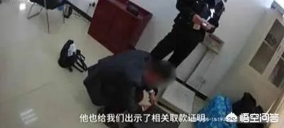 江苏海安县火车站,一男子扛144万坐火车,大家怎么看?