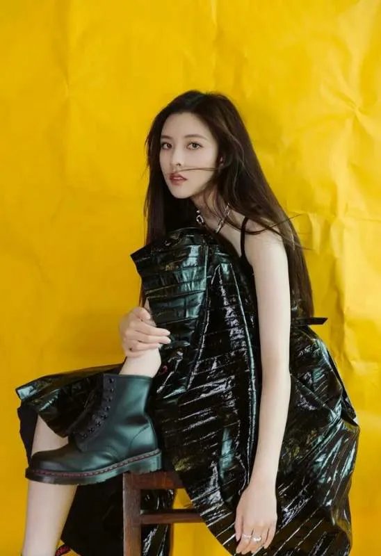 宋妍霏微博晒新戏杀青照plog，她在新剧中饰演的是一个什么角色？