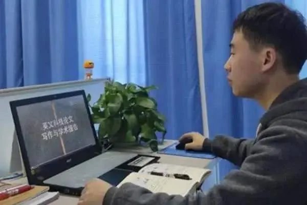 老师站楼道给学生讲课,这样的效果真比网课好?