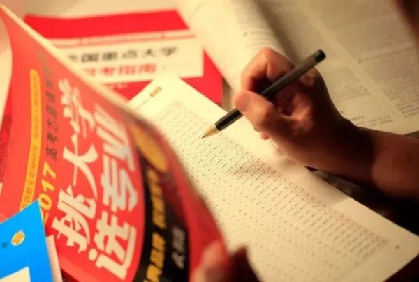 广东考生985分数误报到三本院校,他会怎么办?