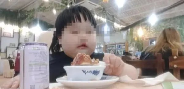 父母回应3岁女孩被喂到70斤当吃播,真相到底是什么?