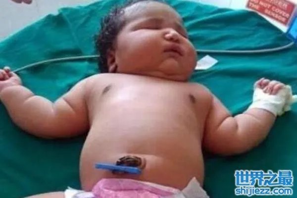 世界上最重的女婴,出生时体重达13.6斤