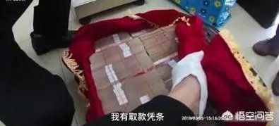 江苏海安县火车站,一男子扛144万坐火车,大家怎么看?
