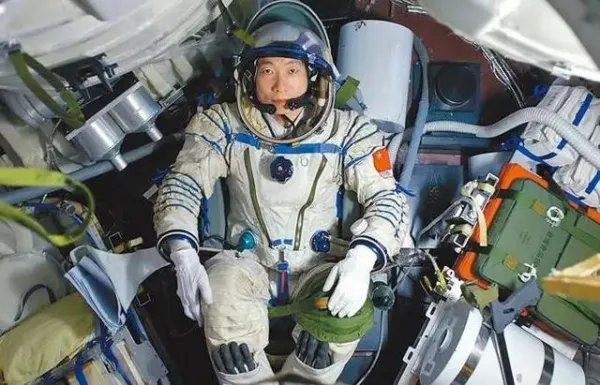 上完太空的宇航员一般官职