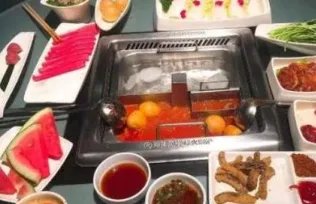 重庆游客坐冰桶里吃火锅,这是一番怎样的景象?