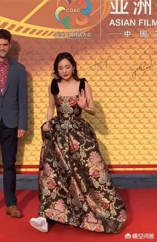 杨幂穿礼服配运动鞋,你觉着这搭配怎么样?