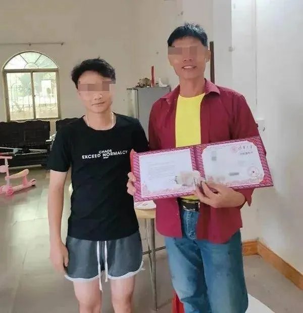 伪造清华录取通知书的男生离家出走,伪造是出于虚荣心还是父母的期望太高?