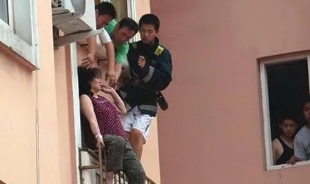 南京轻生女子被消防员蹬进屋了吗?