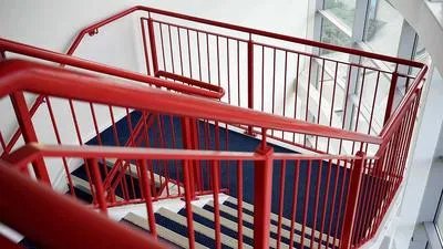 学生被卡校楼梯间 学校安全工作的疏忽
