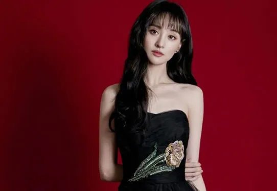 郑爽抹胸纱裙美照曝光:又美回来了令人眼前一亮