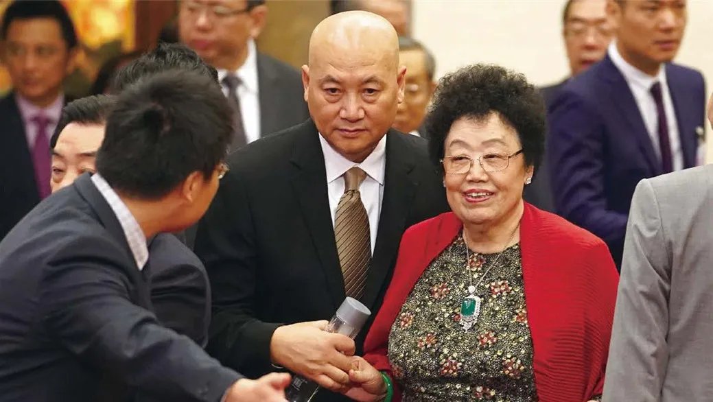 “唐僧”的老婆身家505亿,号称是“中国紫檀女王”,她真的这么有钱吗?