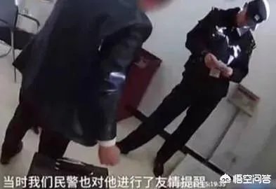 江苏海安县火车站,一男子扛144万坐火车,大家怎么看?