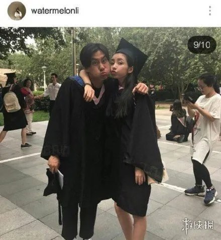 豆得儿晒亲密毕业照惹怒王思聪?老王被拍牵手新女孩