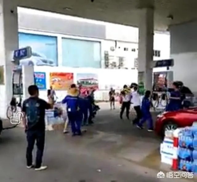外地男子在三亚加油站吸烟遭人劝阻，父子俩反倒动手打人，你怎么看？