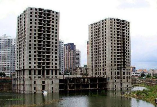 昆明业主住烂尾楼雨水洗脸,被坑的业主该如何维权?