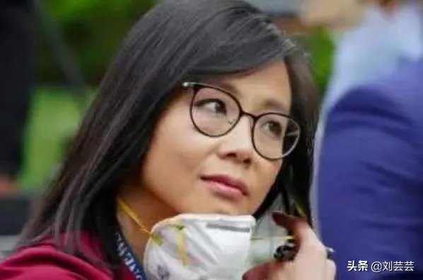 两名女记者在白宫新闻发布会,为什么会气走特朗普,就是因为蒋为佳是华裔?
