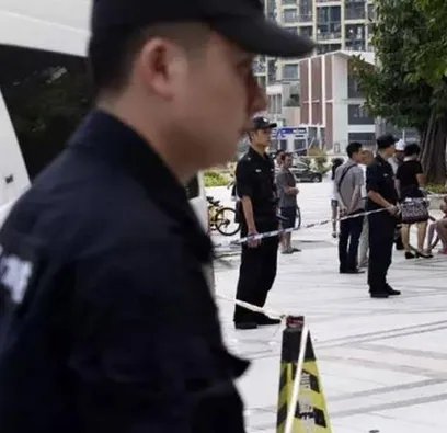 阳台未装玻璃父母看房时2岁女童坠亡谁之过？