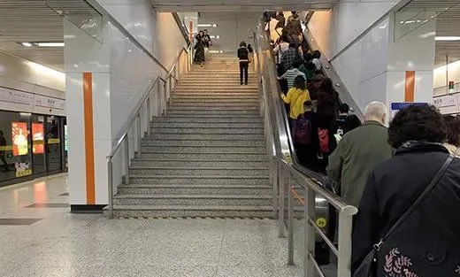 地铁叫停左行右立什么情况：左行右立你怎么看待