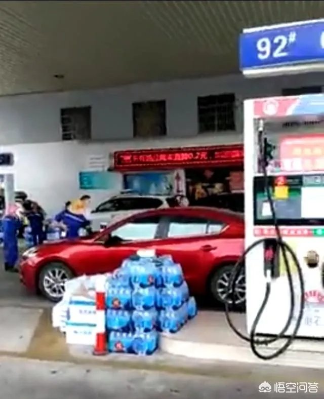 外地男子在三亚加油站吸烟遭人劝阻，父子俩反倒动手打人，你怎么看？