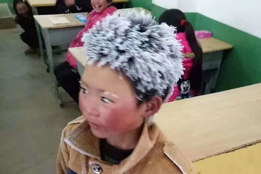 男孩冒冰霜上学为何会引人关注？