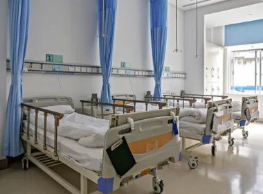 青岛一男子被大力女朋友锤断3根肋骨，女友的行为是否构成故意伤害罪？