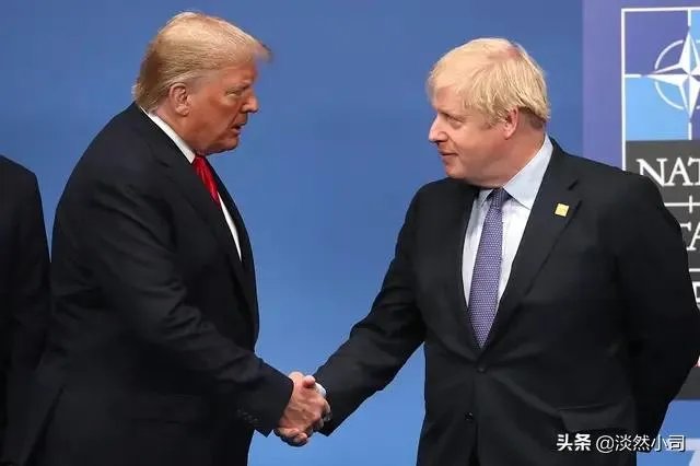 约翰逊能下床行走了，知道美国开出的“药方”了吗？