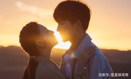 张雨绮与男友沙漠旅行,夕阳下上演逆光吻浪漫又唯美,你看好这对姐弟恋吗?