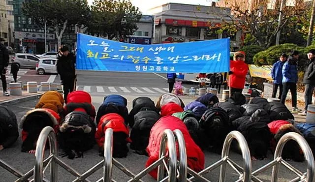 韩国高考的时候，低年级的学生下跪为前辈们加油，这是为什么？