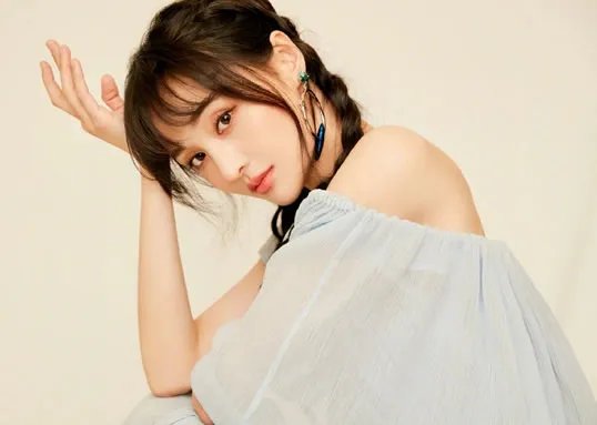 郑爽抹胸纱裙美照曝光:又美回来了令人眼前一亮