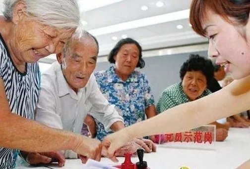 2019年全国多地养老金上调,这算是帮助年青人减轻负担吗?