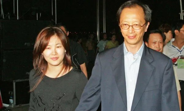 梁锦松被传出轨,伏明霞立马离婚,她并没有印象中那么傻,对此你怎么看