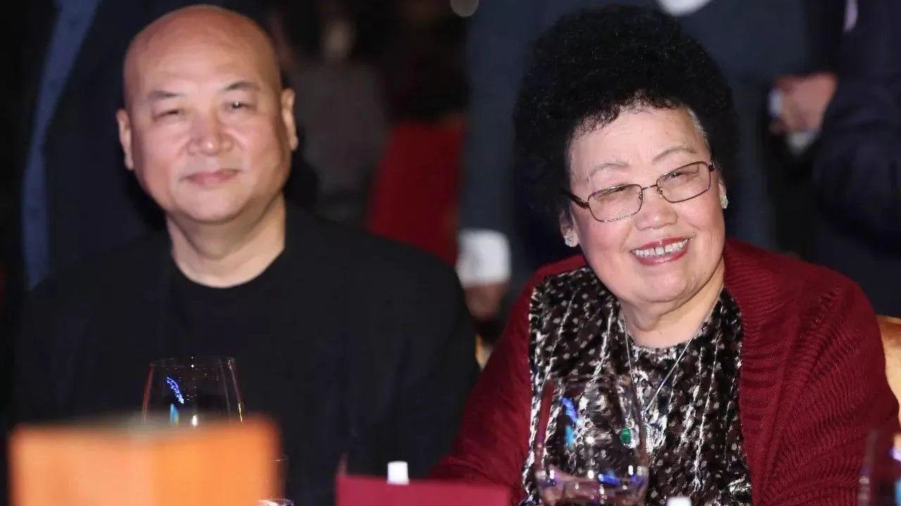 “唐僧”的老婆身家505亿,号称是“中国紫檀女王”,她真的这么有钱吗?