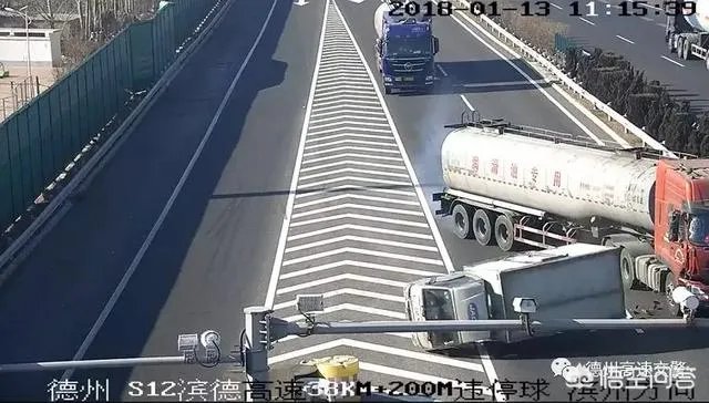 山东一司机在高速上仅1分钟驾照被扣30分,你怎么看?