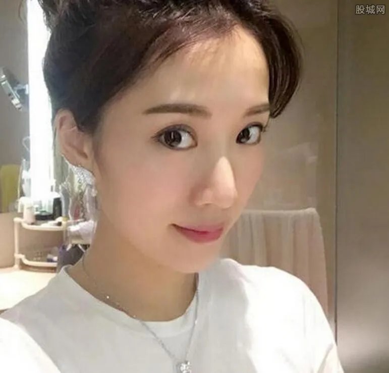 林和平比李念大几岁 李念富豪老公居然是二婚