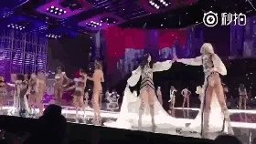 如何看待小kk拥抱奚梦瑶？