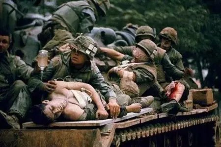 在战场上为什么士兵们为何宁愿战死也不敢躺下装死？