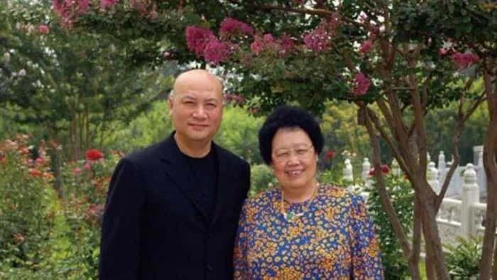“唐僧”的老婆身家505亿,号称是“中国紫檀女王”,她真的这么有钱吗?