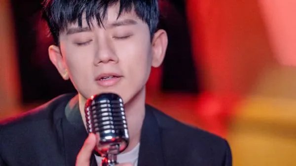 江苏小伙在张杰演唱会求婚，戴戒指时现场气氛如何？