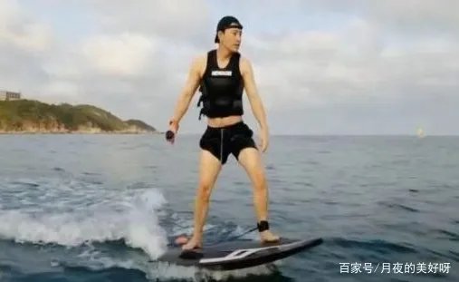 李小璐陪甜馨海边游玩超开心，贾乃亮疑似同行，俩人要破镜重圆吗？