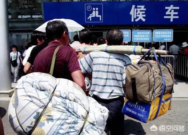 江苏海安县火车站,一男子扛144万坐火车,大家怎么看?