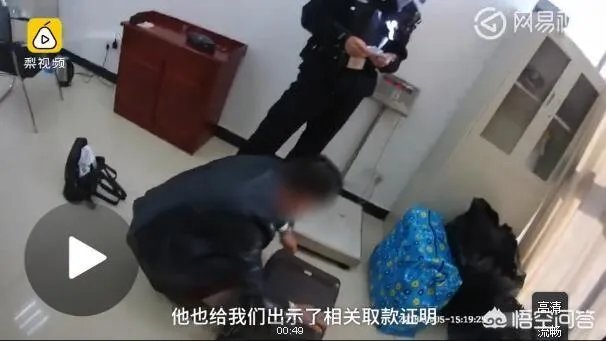 江苏海安县火车站,一男子扛144万坐火车,大家怎么看?
