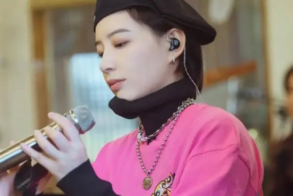 李斯丹妮微博“抖落”姐姐3的库存碎片,她在节目中的表现如何?