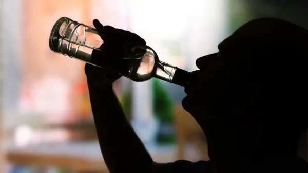 江苏宜兴一男子醉酒后骑车摔死，喝完酒电动车可以骑吗？