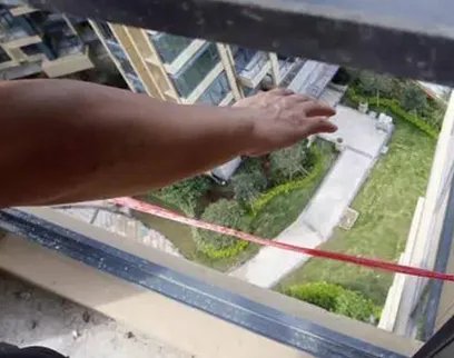 阳台未装玻璃父母看房时2岁女童坠亡谁之过？