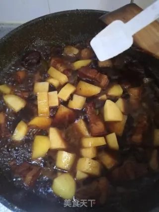 五花肉烧土豆