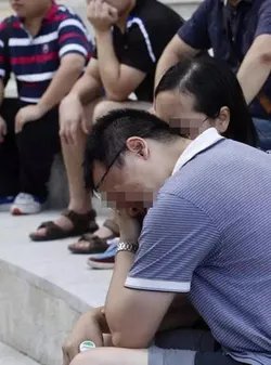阳台未装玻璃父母看房时2岁女童坠亡谁之过？